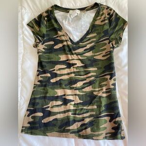 Women’s Large Camo V-Neck short sleeve t-Shirt.